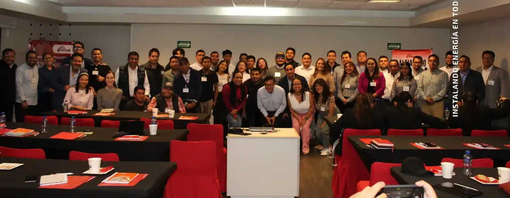 Equipo de Grupo MEIDEI reunido para una fotografía de grupo